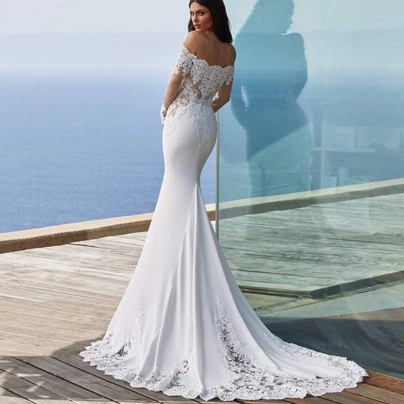 Pronovias Della Crepe Wedding Dress - Picture 2 of 6